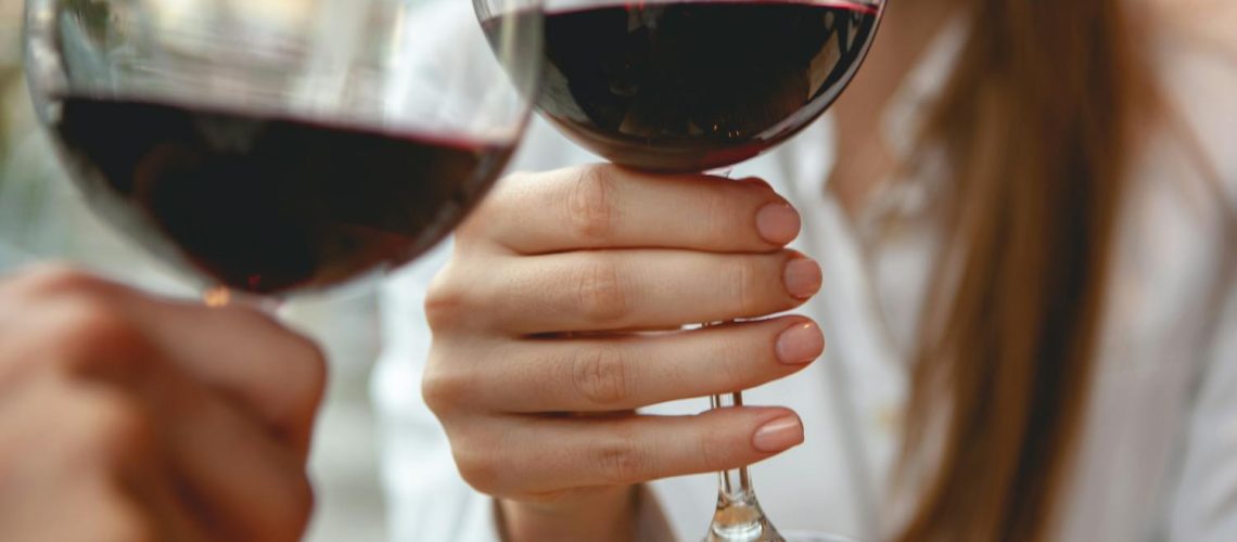 Peut-on boire de l'alcool quand on est sous cortisone ? Quels risques ?